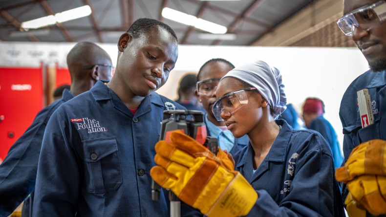 Two trainees in Kenya with tools (©Patrick Meinhardt / GGImages / Hilti Foundation)